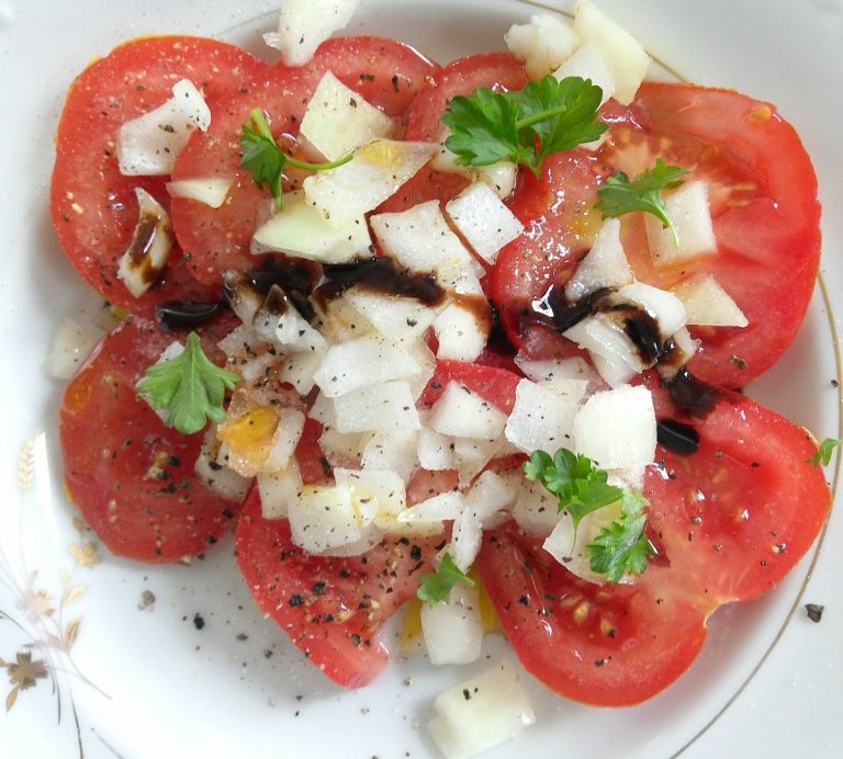 Tomatensalat mit Zwiebel – Nudelsuppe